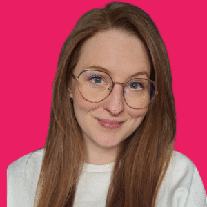 Monika Krzon - lektorka języka włoskiego, uśmiechnięta kobieta w okularach